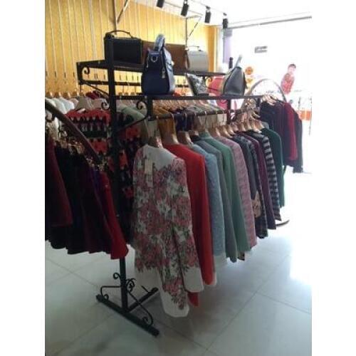 New clothing shelves. Clothing store racks. Display rack double pole hanging clothes rack.002