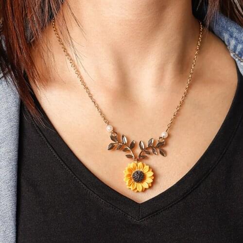Pearl New Creative Sunflower Pendant Necklaces Vintage Fashion Daily Jewelry Temperament Cute Sweater Necklaces for Women