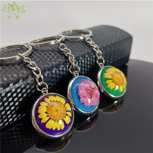 Luminous Daisy KeyChain Glowing Jewelry White Dried Flower Key Ring Glow In Dark Trinket Cute Keychains on A Backpack for Women