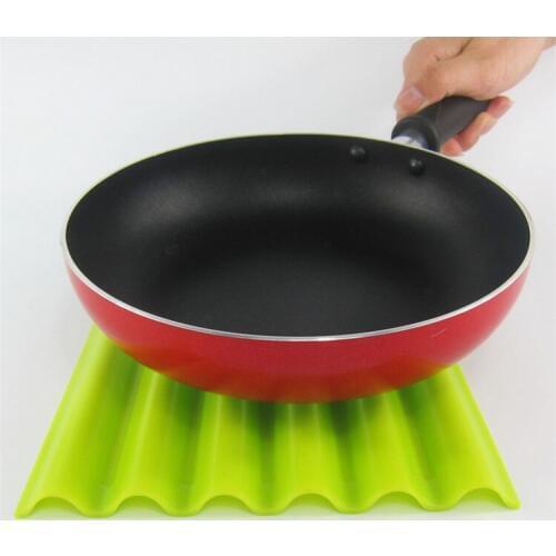 30 pcs Wavy square silicone placemats western cushion antiskid eat mat thermal pad table mat potholder