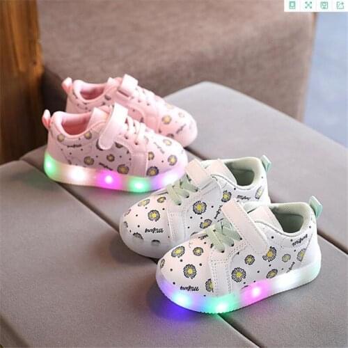 New 2021 spring bright lights glowing private white shoe LED flash han edition shoes leisure small childrens shoes