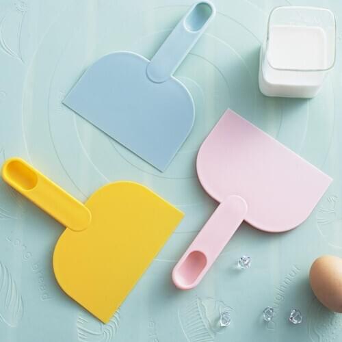 Dough Scraper Plastic Pastry Cutter Bowl Scrapers Dough Bread Cutters for Cake Decorating Baking Tool Random Color