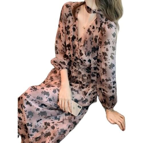 The new French leopard print V-neck dress for spring 2021 has a slender waist and a MIDI dress in a ladylike print dress