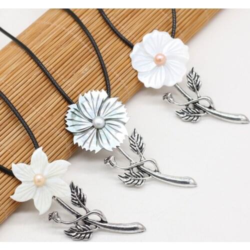 Fashion Pearl Shell Flower Brooch Necklace Natural Shell Pendant Necklace for Jewelry Party Gift Length 55+5cm Size 30x70mm