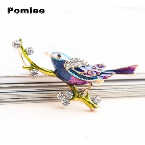 Pomlee 2021 Cute Vivid Bird Brooches For Women Winter Animal Design Pin Branch Accessories 2 Colors Available High Quality