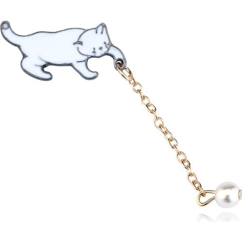 Cute Animal brooches For Women Kawaii Cartoon Cat Catch Ball Enamel Pin Badge Pearl Lapel Pins Xmas New Year Gift Dropshipping