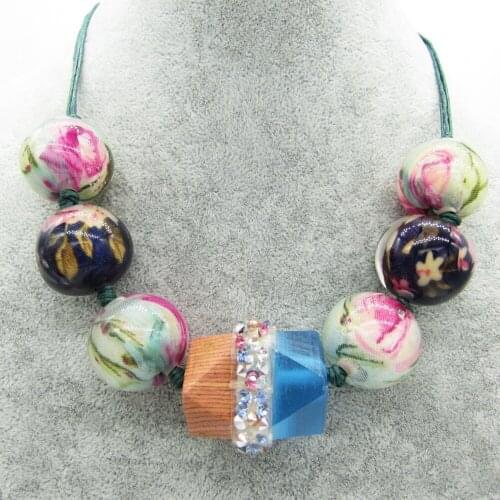 Attractive Design Pretty Floral Beads with Irregular Wooden Resin Fashion Beaded Short Necklaces