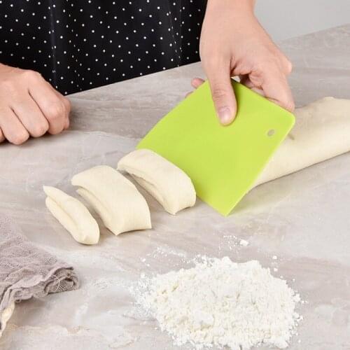 Plastic non-stick noodle cutter scraper household baking tools scraper butter plate intestine noodles hard