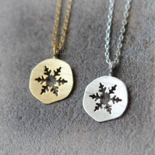 Daisies 1pc Christmas Gift Necklace Lovely Cutout Snowflake Round Pendant Necklace For Women Girls Statement Jewelry Collier