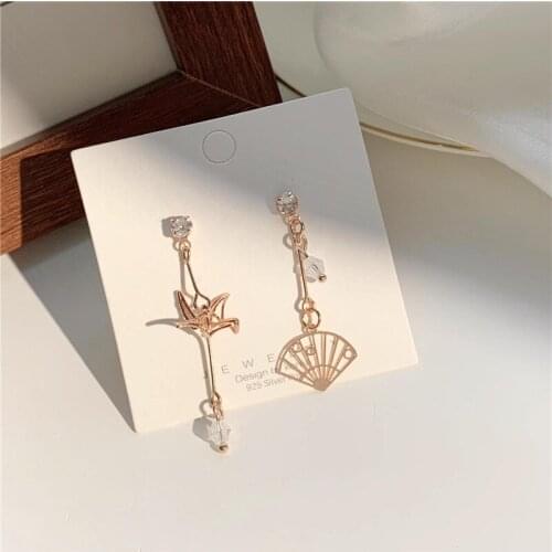 Classic Chinese Style Rhinestone Inlaid Hollow Flying Crane Folding Fan Tassel Asymmetric Metal Drop Pendent Earrings for Women