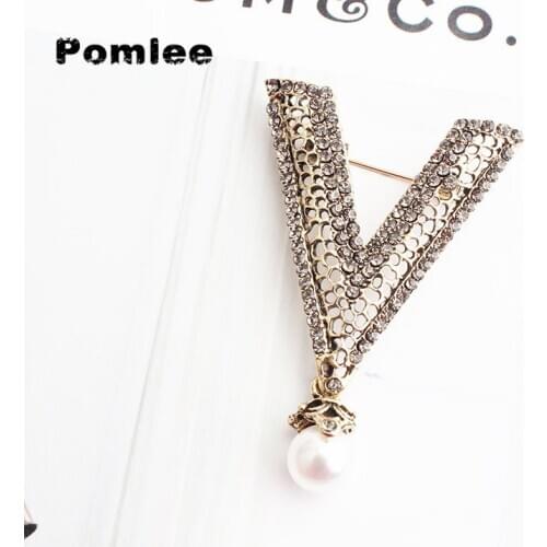 Pomlee New Metal Temperament V Brooch Big Pearl Lapel Pina Suit Shirt Collar Pins Brooches for Women Accessories