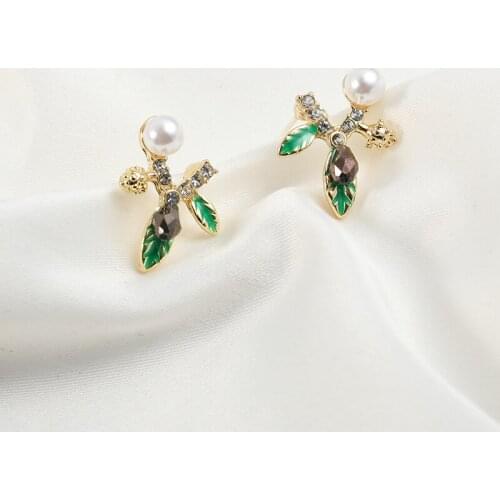 Korean Style Earrings 2021 Fashion New Temperament Earrings Wild Niche Design Simple And Small Leaf Crystal Pearl Earrings