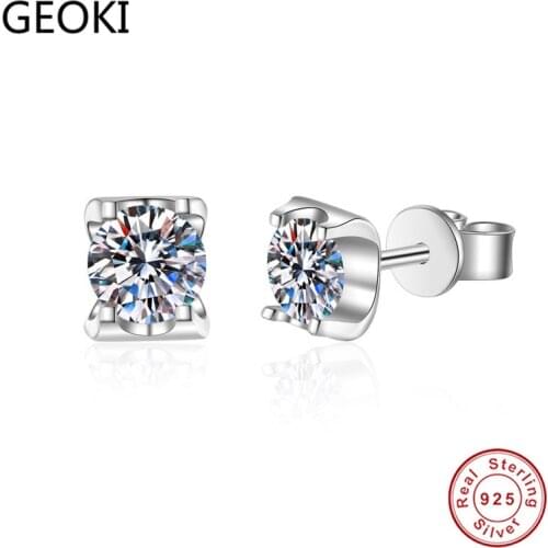 Geoki Passed Diamond Test 0.5 CT Perfect Cut Moissanite Cow Head Stud Earrings 925 Silver Diamond Earrings Classic Jewelry