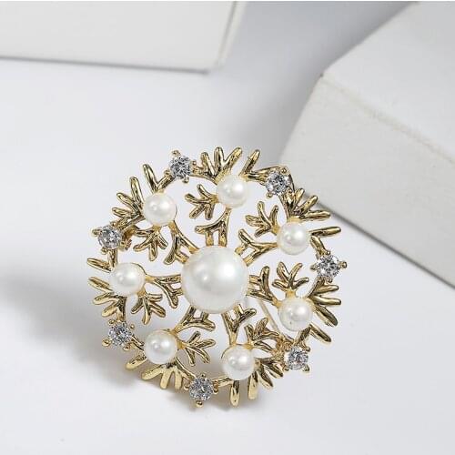 Pearl and Zicon Brooch Pin for Womens Hollow Round Copper Brooches Clothes Scarf Buckle Garment Accessories Fine Jewelry Gifts