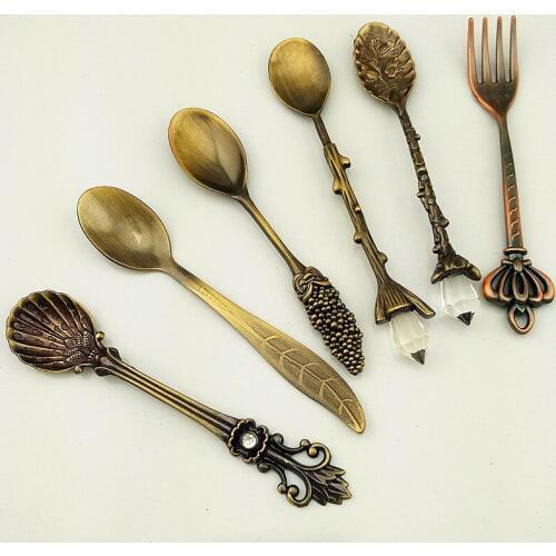 MR 6Pcs/Set 10cm Vintage Dessert Spoons Fork Mini Royal Style Metal Gold Carved Coffee Snacks Fruit Prikkers Dessert Fork