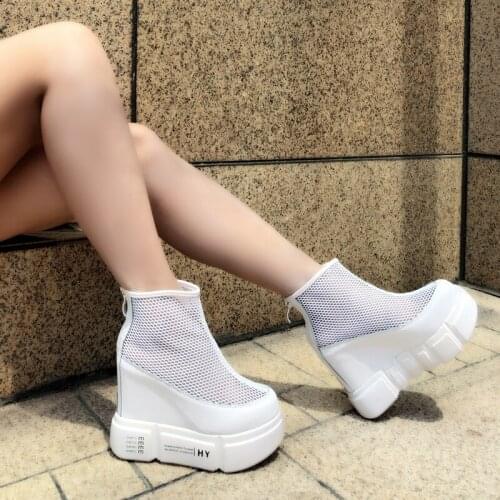 The new summer 2020 female white shoes with sponge cake and small white shoes will be versatile