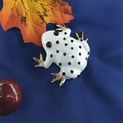 Alloy ornaments temperament of European and American white enamel glaze drops the frog brooch set auger small animals
