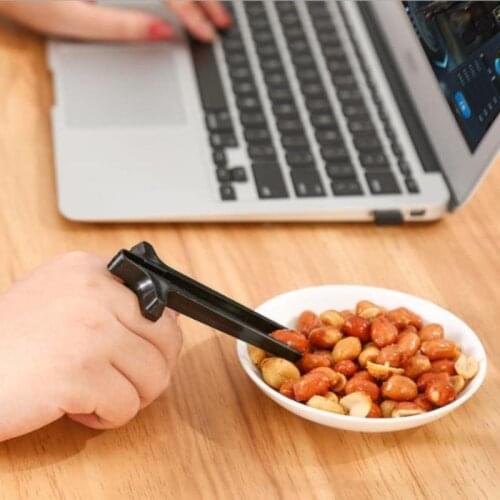 Play game finger chopsticks lazy assistant chopstick holder snacks not dirty hand chopsticks new product finger ring lazy Tool
