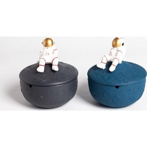 Nordic Fashion INS style Cartoon Astronaut Ashtray Home Ceramics Decoration with Lid Smoking Accessories Gadget Christmas gift