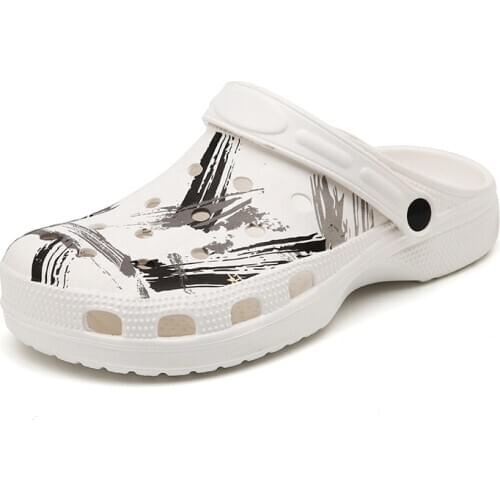 Men Sandals Crocks Summer Hole Shoes Rubber Clogs Garden Shoes Black Crocse Beach Flat Slipper EVA Soft bottom Shoes wholesale