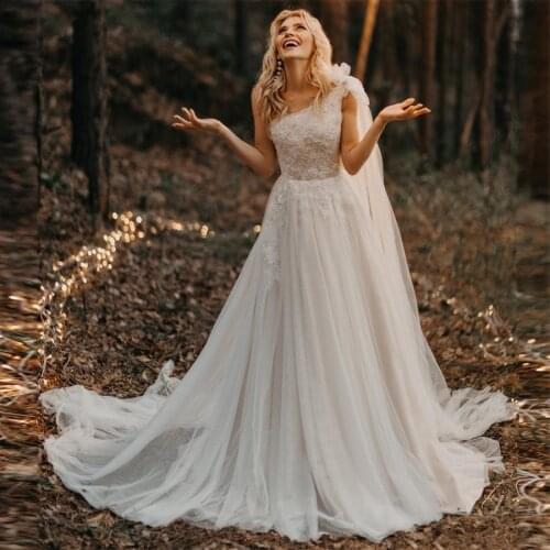 2021 One Shoulder Wedding Dresses Pleated Bead Applique Lace Vintage Sweep Train Tulle Bridal Gowns Vestido De Novia Brautkleid