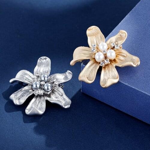 New personality dumb golden pearl brooch pins alloy inlaid rhinestone brooch wild clothing large pin scarf buckle for women gift