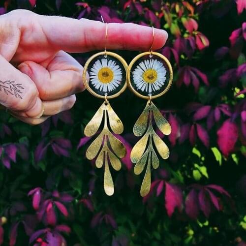 White Daisy with Golden Leaf Earrings (vegetal, Boho, Gold Color, Hanging, Chic, Nature, Print, Organic, Nature), Gift Idea