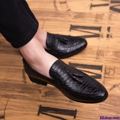 Summer Outdoor light soft Leather Men Shoes Loafers Slip On Comfortable Moccasins Flats Casual Boat Driving shoes size 38-47