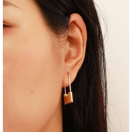 2021 New Simple Retro Geometric Stud Earrings Fashion Creative Metal Paper Clip Earrings for Women Tourism Memorial Gifts