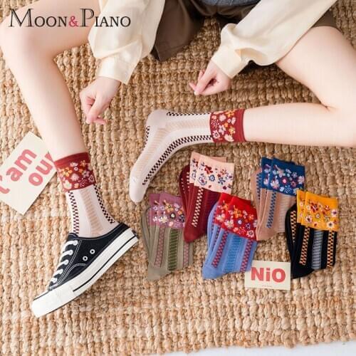 2021 New Woman Cute Socks Fashion Retro Flower Pattern Cotton Comfortable Soft College Style Girl Happy Novelty Casual Sock