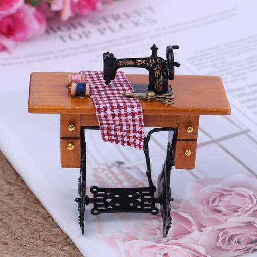 2020 Wooden Miniature Furniture Families Vintage Miniature Sewing Machine With Cloth for 1/12 Scale Dollhouse Decoration