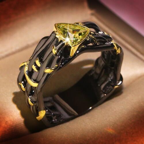 Exaggerated Personality Rings for Women Unique Design Black Gold Tungsten Triangle Green Zircon Crystal Wedding Rings Jewelry