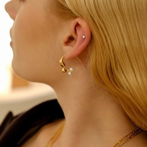 Ins small design sense, personality, geometric bending, asymmetrical metal gold-plated pearl earrings, new temperament