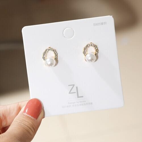 Sweet And Fashionable Girl Earrings 2020 New Temperament Earrings Round Small Pearl Simple Crystal Wild Earrings Womens