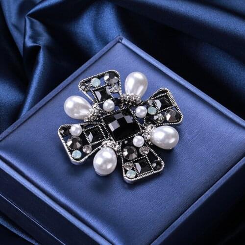 Retro Baroque Pearl Cross Brooch for Woman Man Personality Temperament Suit Coat Sweater Accessories
