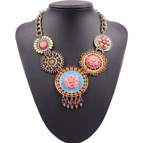 2021 Fashion New Gold Color Chain Resin Color Flower Shaped Pendant Necklaces for Women Elegant Jewelry