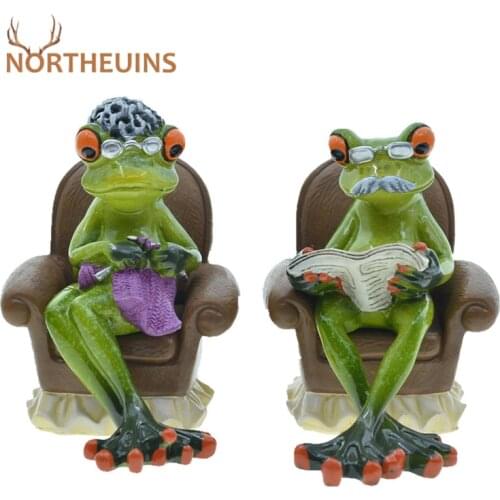 NORTHEUINS Resin 2 Pcs Couple Sitting On Sofa Frog Figurines For Interior Creative Modern Nordic Home Decoration Accessories