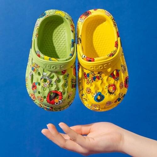 Childrens Slippers Baby Hole Shoes Summer Kids Boys Girls Sandals Slippers Indoor Garden Light Non-Slip Beach Sandals Slippers