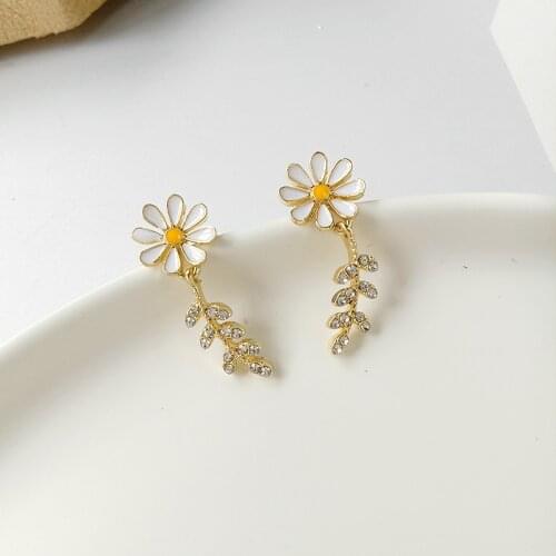 Sweet Girl Earrings 2021 Fashion New Temperament Earrings Net Red Simple And Small Wild Small Daisy Crystal Earrings Sale Korean