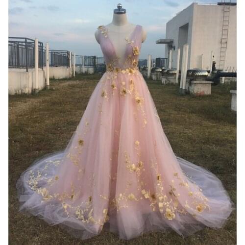 Deep V-Neck Gold 3D Appliques Evening Dresses Tulle Sweep Train A-Line Celebrity Gowns Backless Long Train Evening Gown