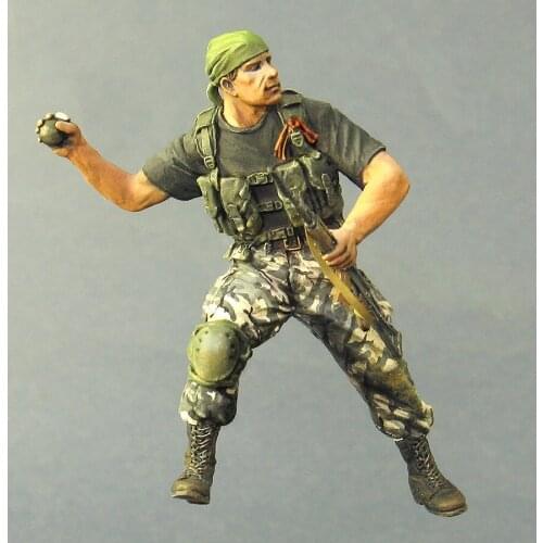 1/35 die-cast resin white model World War II Russian soldiers throwing grenade need to manually color the model free shipping