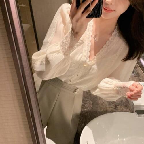 Family Qian Fus Sydney lace splicing Chiffon Top Womens new summer fashion light sweet V-neck foreign style small shirt