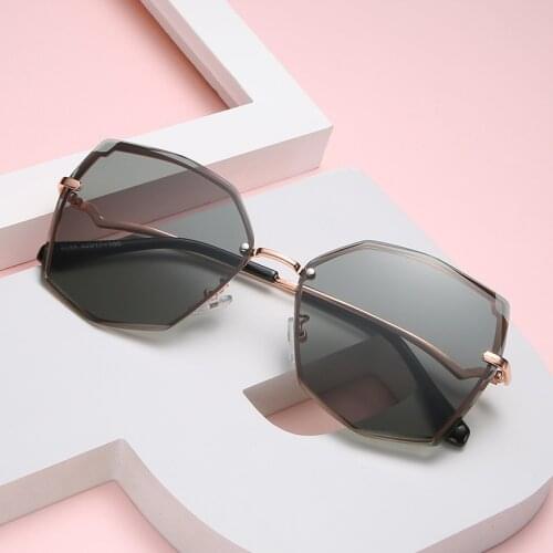 2020 new womens sunshade European and American trend glasses cut edge sunglasses frameless metal ladies sunglasses