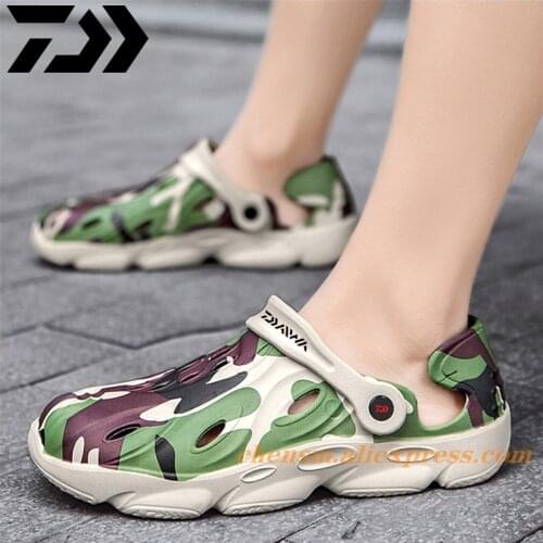 Daiwa Men Sandals Clogs 2021 Summer Hole Slippers Rubber Clogs Garden Shoes Outdoor Beach Flat Sandles Fishing Shoes Big Size
