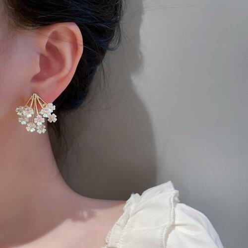 Korean Fashion Sweet Romantic Exquisite Shell Flower Stud Earrings for Women Irregular Geometric Earrings Statement Jewelry