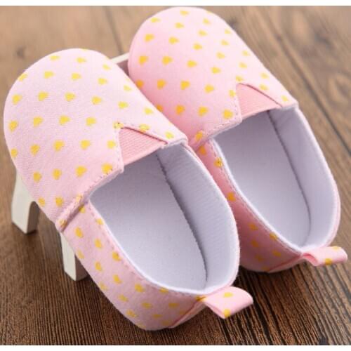 Fashion newborn baby shoes solid color heart-shaped pattern female baby soft bottom non-slip toddler toddler shoes
