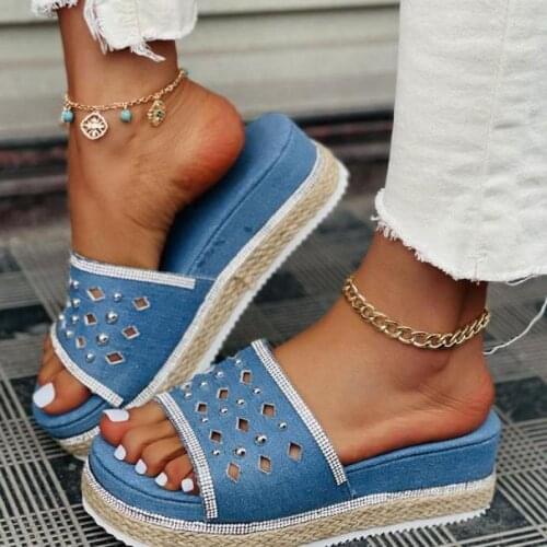 2021 Womens Slippers Fashion Sandals Simple Vamp Rhinestone Rivets Embellished Fashion Thick-soled Womens Slippers Beach Shoes