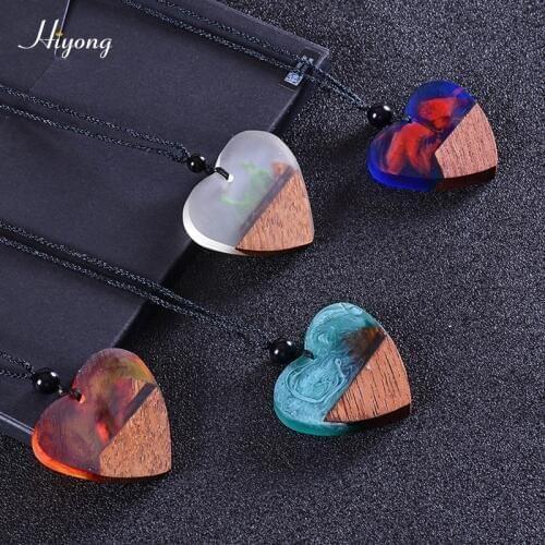 Fashion Vintage Heart-shaped Resin Wood Necklace Handmade Long Rope Wooden Pendants Necklace Jewelry for Men Women Birthday Gift