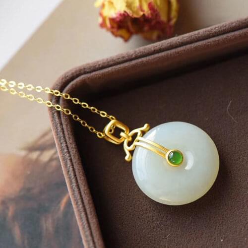 Natural Hetian Jade Safety Buckle Pendant Womens Simple Elegant Elegant Retro S925 Sterling Silver White Jade Necklace