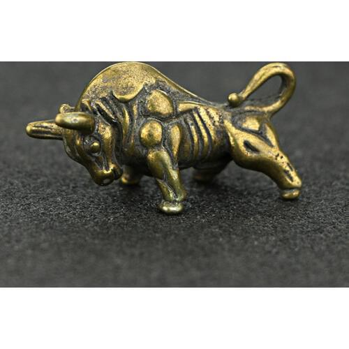 Mini Portable Retro Brass Wall Street Bull Statue Keychain Ornament Sculpture Home Office Desk Decorative Ornament Hand Toy Gift